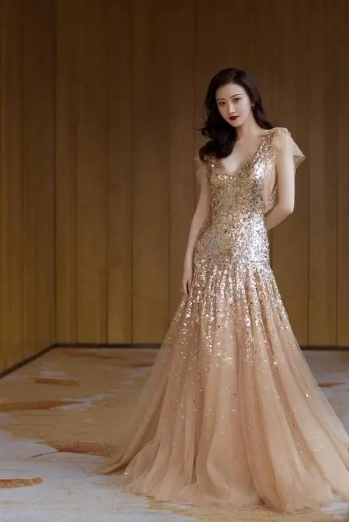 穿深v礼服酥胸半露,不愧是人间富贵花