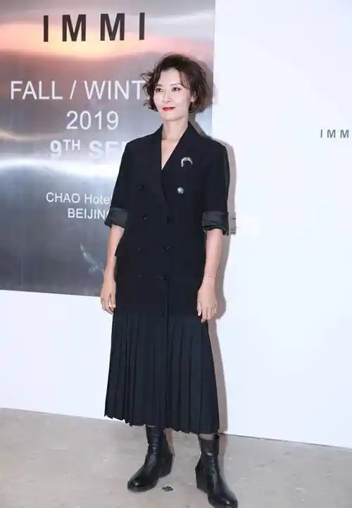 年轻时的柯蓝挺大方的穿青花瓷吊带裙花瓶身材还挺耐看的