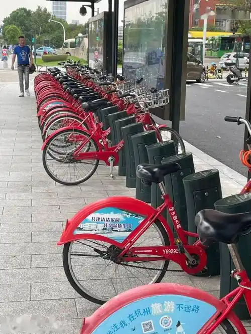 实拍!下沙街头共享单车"一车难求"?网友:同时买了哈罗,美团包月,仍骑