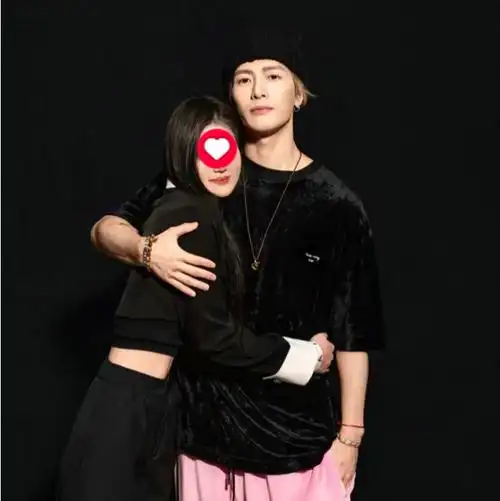 曝王嘉尔与粉丝合照要价8千元,爱国也爱财,绯闻女友不介意?_腾讯新闻