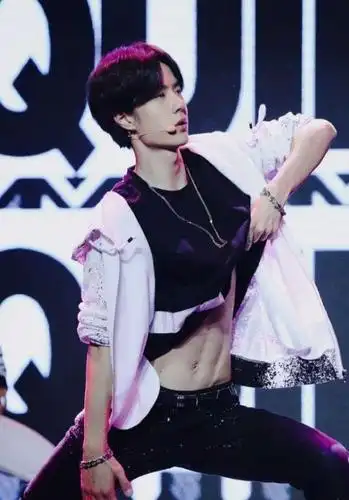 不愧是女生的男神,王一博镜头下秀"鲨鱼腹肌",谁看了不心动