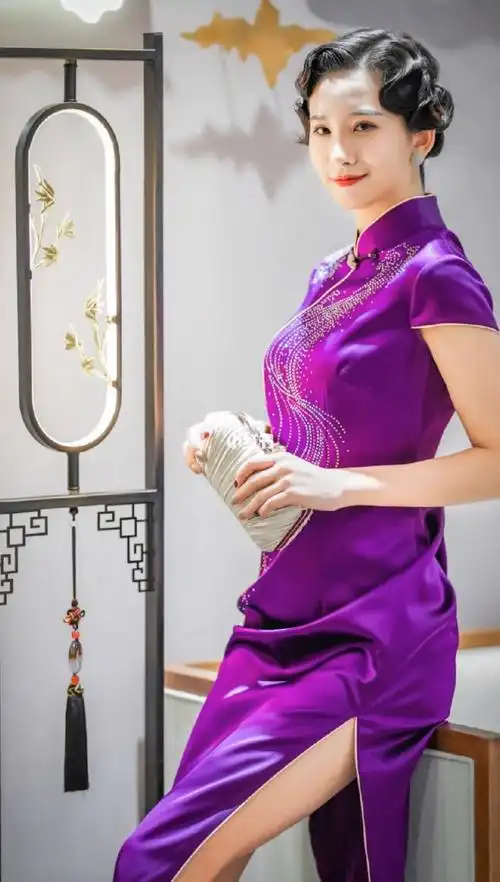 华贵神秘的紫色旗袍