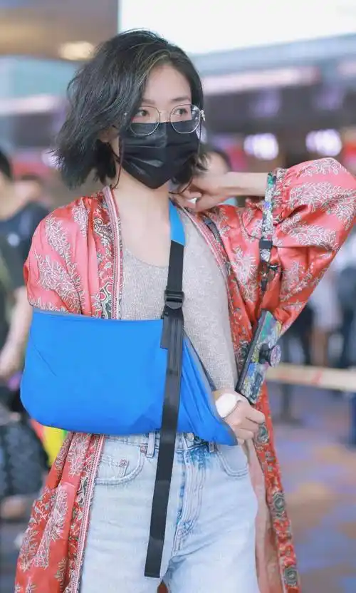 万茜机场私服曝光,红色印花长衬衫搭小背心气场强大,又美又飒_时尚