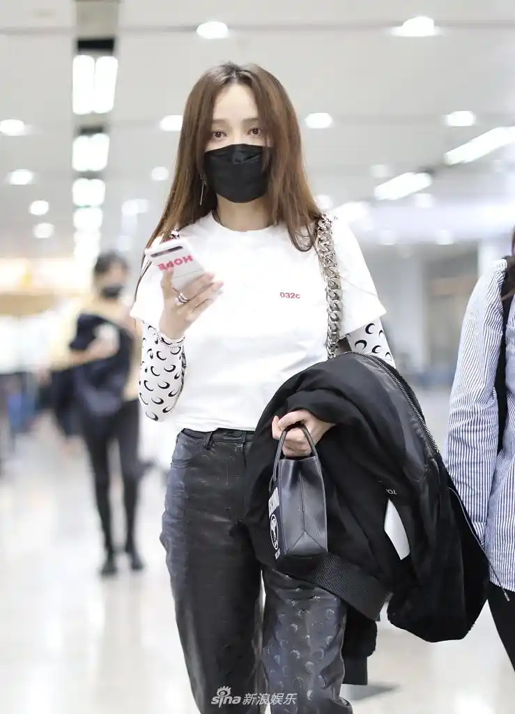 组图:孟佳穿皮裤配白上衣霸气撩发 一路语音聊天心情甚佳