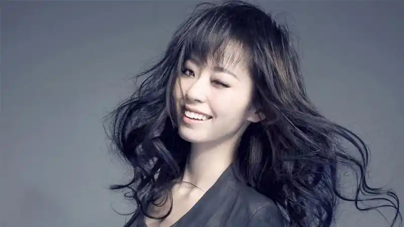 2005年,张靓颖获得"超级女声"比赛季军;赛后签约华友世纪和华谊兄弟