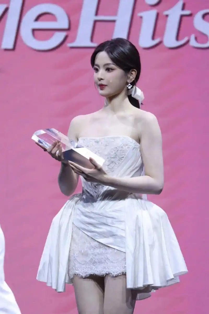 印象中杨超越挺高的  怎么站他旁边这么小只  不过真的好美啊  好像