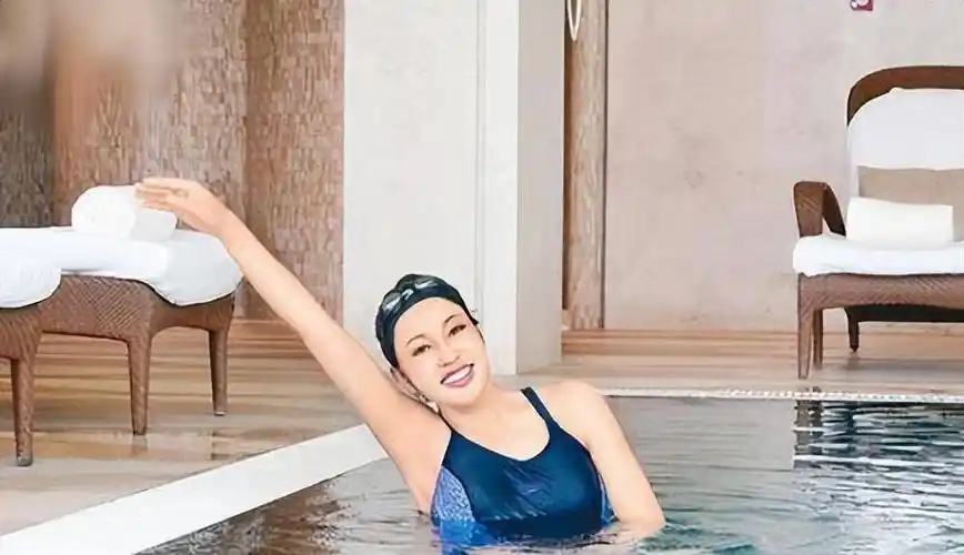 她们的泳装虽保守,但好身材尽显无疑_巩俐_钟楚红_刘晓庆