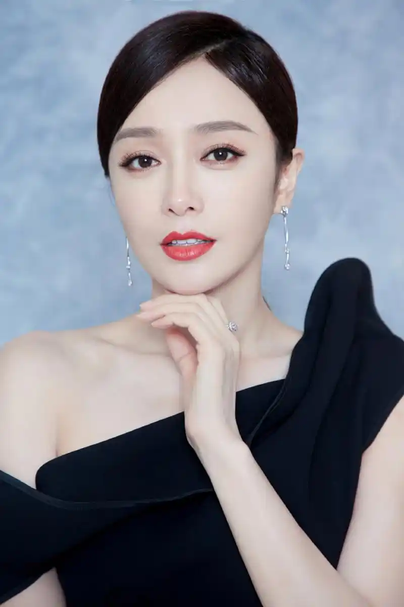 44岁的秦岚生图还是能看出年纪的,感觉她的脸有点科技感,你觉得呢?