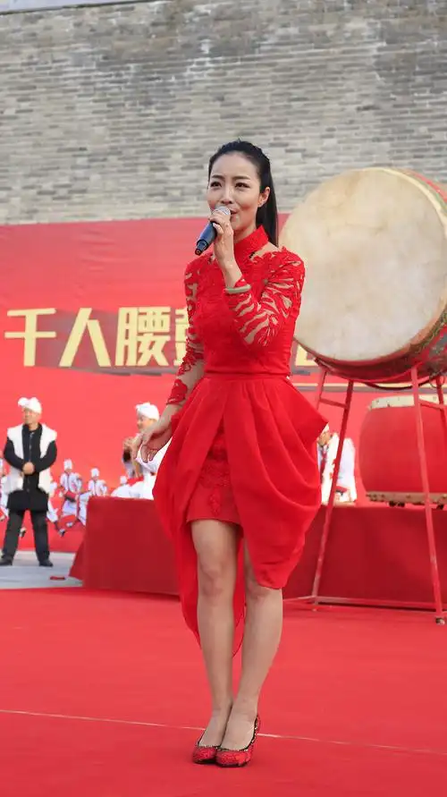 零下8度,美女穿裙子演唱陕北民歌