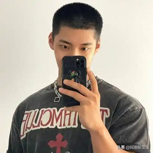 应各位粉丝的要求,分享一期寸头短发,所以今天阿潮最后分享的这款发型