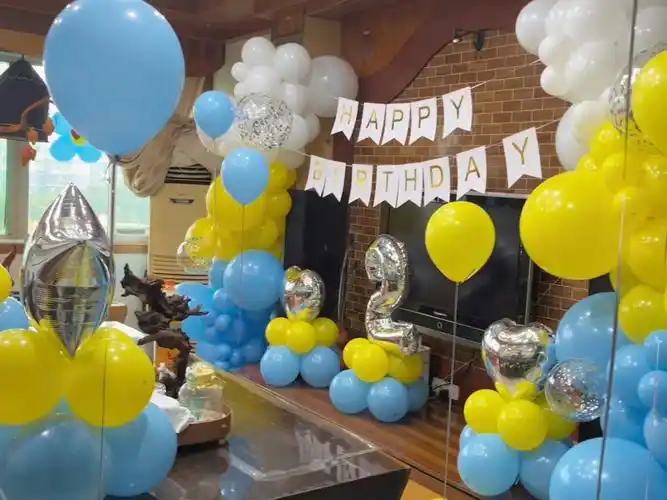 男孩2岁生日家里客厅布置