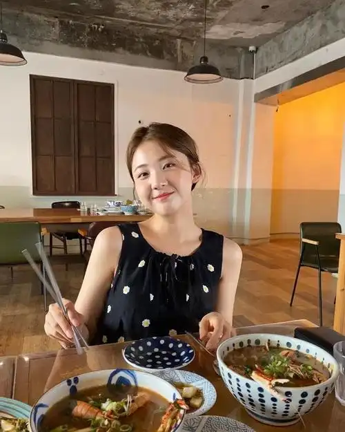 解锁吃货必备充满生活感的吃饭拍照姿势