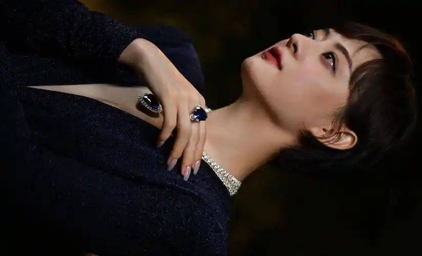 40岁孙俪罕见秀性感,一袭深v开叉裙优雅有女人味,这气质真绝了_时尚