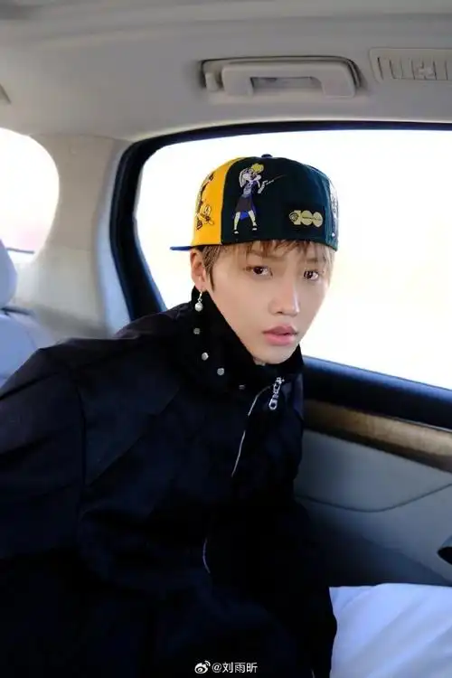 刘雨昕机场穿搭太酷了