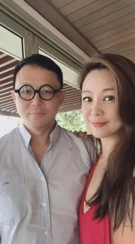 51岁王馨平与富豪丈夫低调庆结婚18年老夫老妻仍恩爱可惜无子女