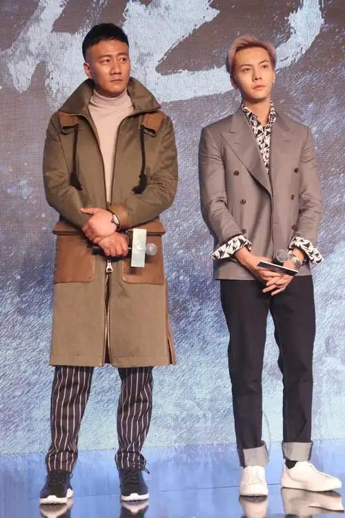 "乔帮主"胡军与陈伟霆合照宣传新剧,而网友说:军哥片名打错了