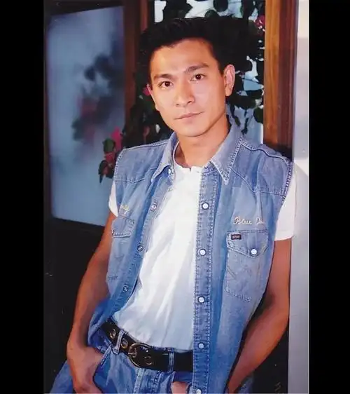 现在很流行的牛仔叠穿,刘德华年轻时也玩烂了.