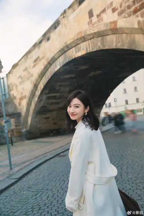 景甜初冬穿搭##景甜布拉格旅行照