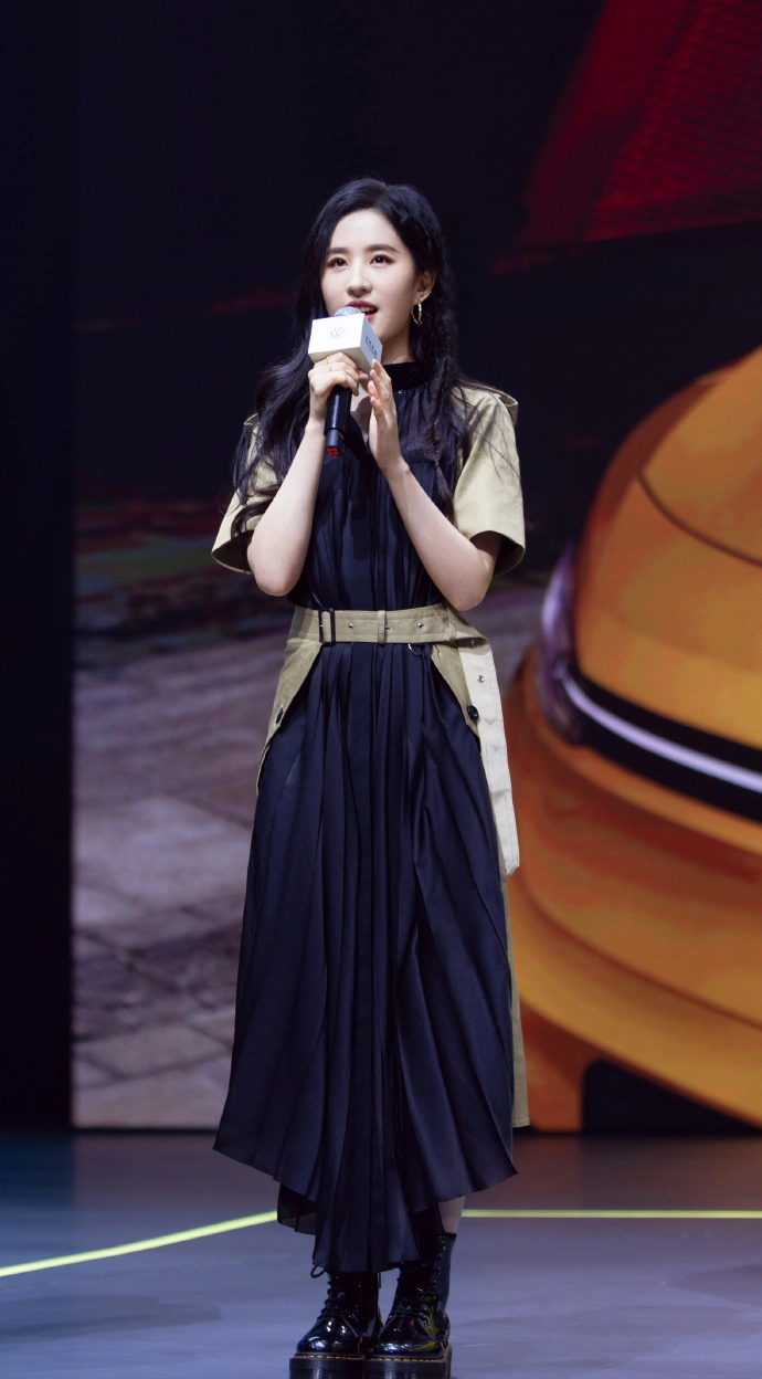 原创刘亦菲把微胖精髓穿出来了穿斜肩连衣裙饱满丰润端庄优雅