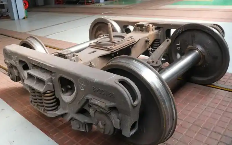 一般会与转向架合体使用压装在同一根车轴上左右两个车轮牢固地就