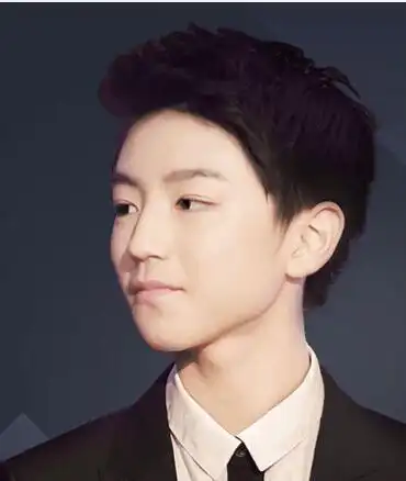 把刘海往上梳的飞机头造型更是让王俊凯帅得不要不要的.