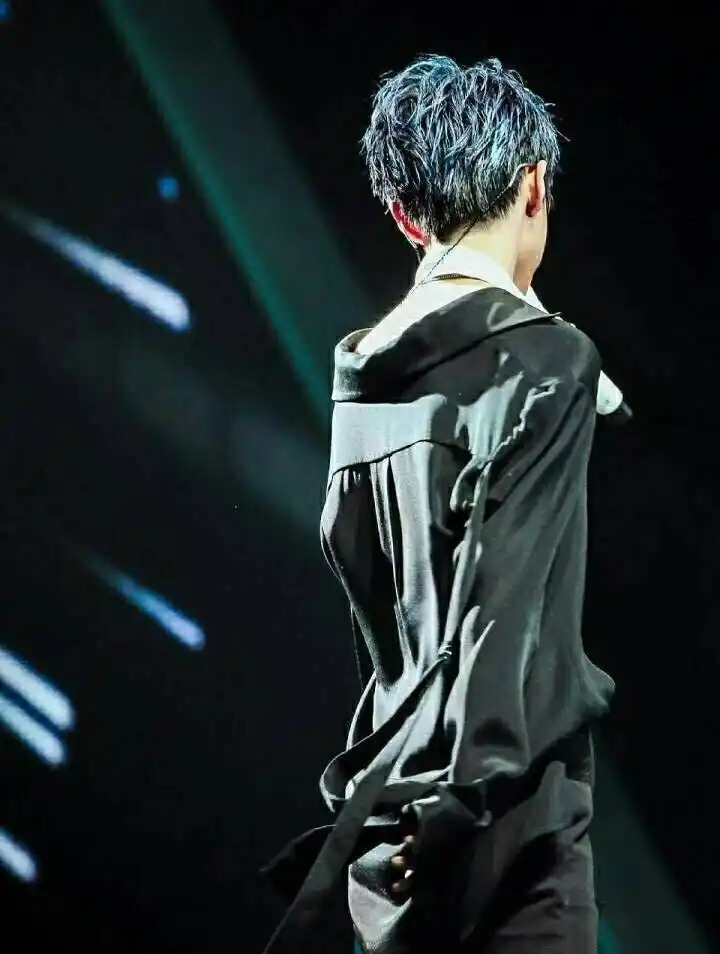 tfboys三小只的背影杀,听说真爱粉一眼就能认出哦