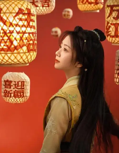谭松韵古装逍遥点一盏花灯奔赴一场元肖盛会