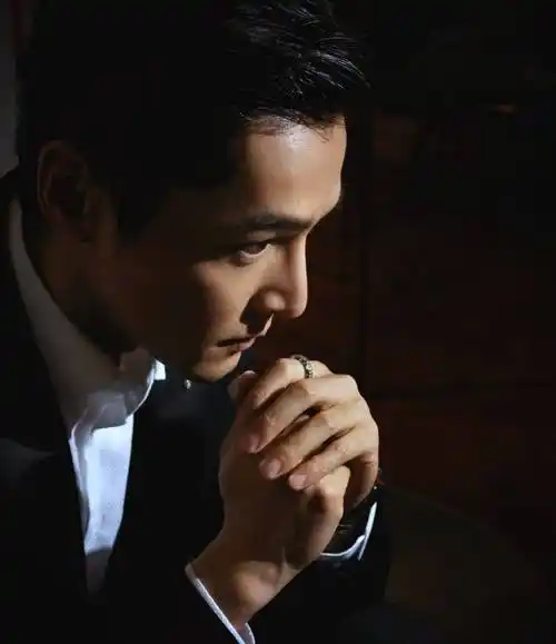 实力派男星胡歌时尚写真:高颜值高演技男神