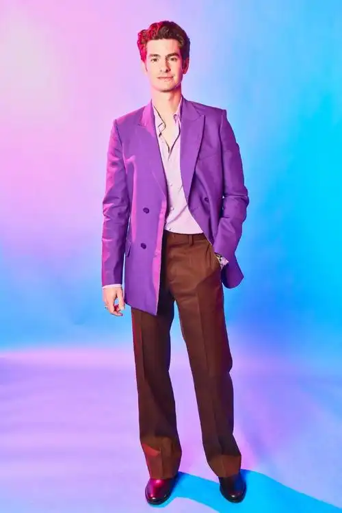 安德鲁加菲尔德紫色西装亮相第37届电影独立精神奖