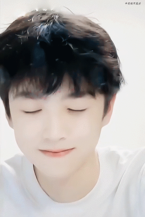 我发现张嘉元适合怼脸拍照