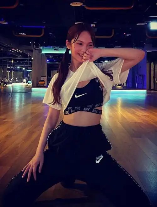 杨丞琳晒健身照面色红润 扎双马尾撩衣灿笑秀纤腰