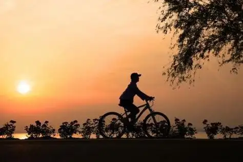 多骑单车对类风湿关节炎患者的膝关节功能恢复有一定的帮助,患者可以