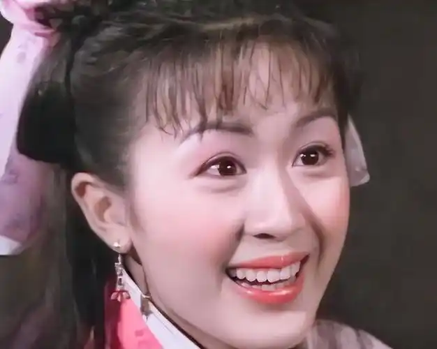 唐宁小时候就是一名童星,那时候的唐宁长得非常的甜美,她跟着刘德华