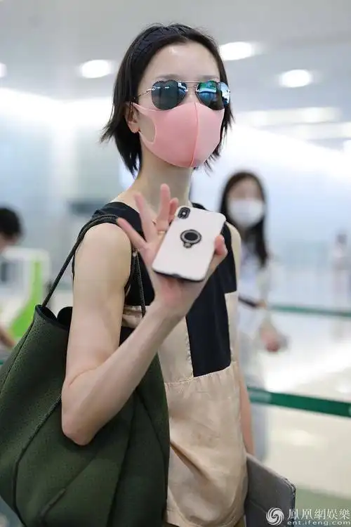 杜鹃清爽短发气质出众身材高挑穿长裤走路带风