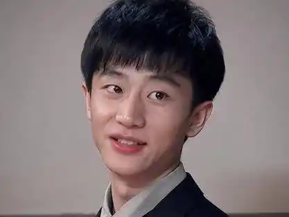 二十岁出头的黄轩嫩嫩的,像又乖又拽的小狗