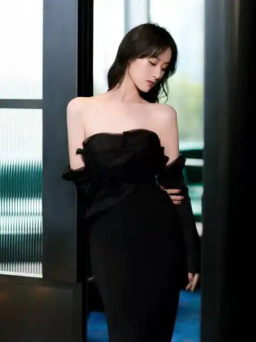 袁冰妍冷艳气质绝了,穿白色衬衣配牛仔裤,干净利索又显气场_服装_女生