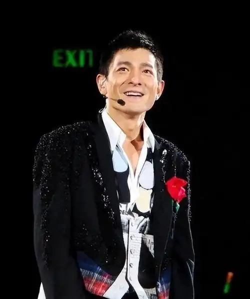 她陪伴刘德华26年,如今42岁仍然单着,眼睁睁看着他娶了别的女人