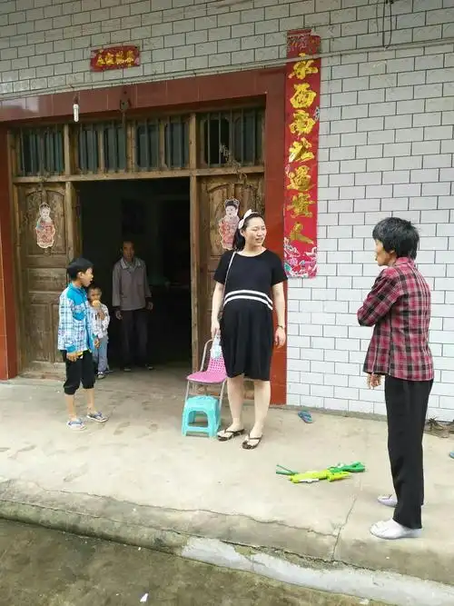 林老师挺着大肚子家访,赞一个