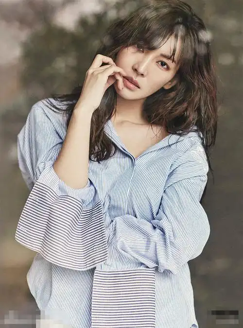 韩星金素妍拍纯美写真 敞开领口锁骨性感