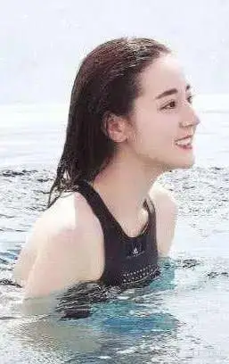 关晓彤泳装照"闪闪发光",不得不说,鹿晗太会"养"人了