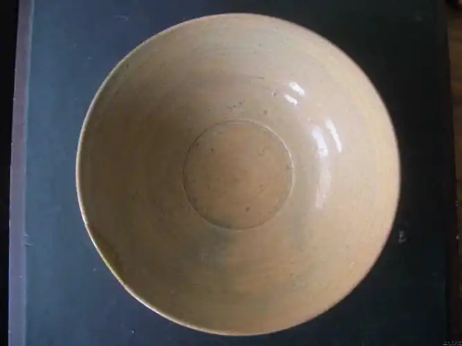 北宋越窑系刻花莲瓣纹青釉碗