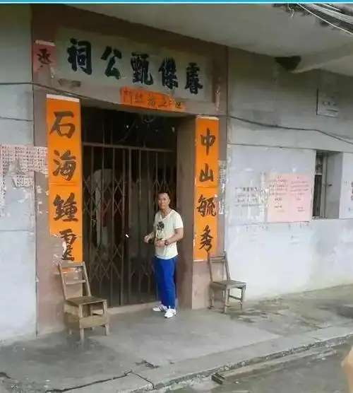 今年清明节,三位香港男星——甄子丹,刘德华和周润发,都选择回到家乡