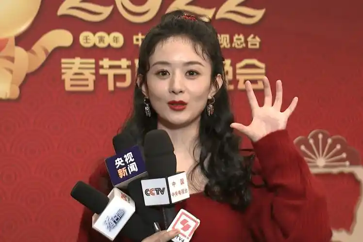 35岁赵丽颖露脸央视春晚,关掉美颜跟滤镜,这状态也太真实了吧!