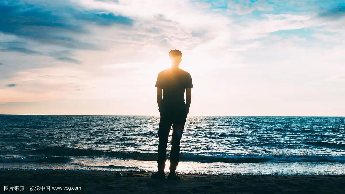 海边日出日落的男人剪影