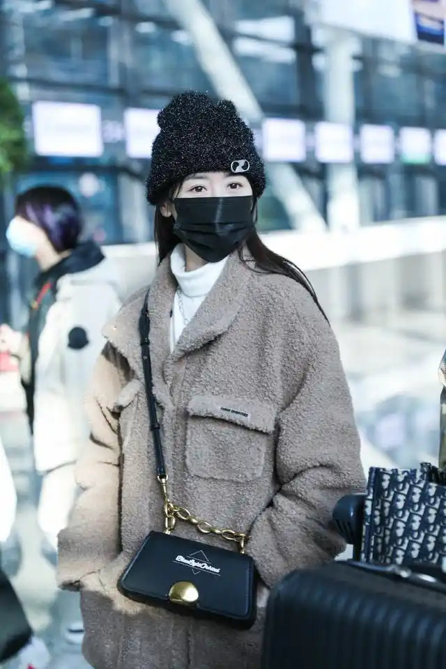 近日,袁冰妍现身北京机场的一袭穿搭,更是惊艳了无数网友.