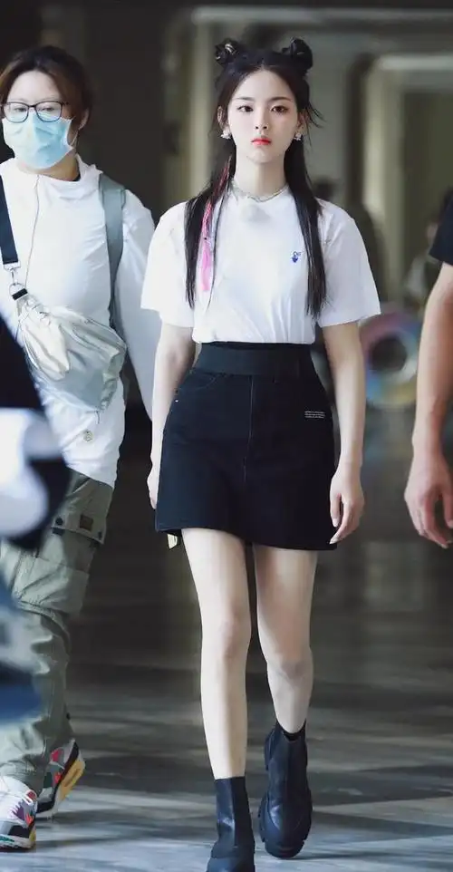 杨超越最新通勤look,白t配短裙超清爽,梳哪吒头可爱爆棚!