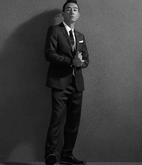 陈小春杂志封面帅气十足,动作表情却看到了jasper身影