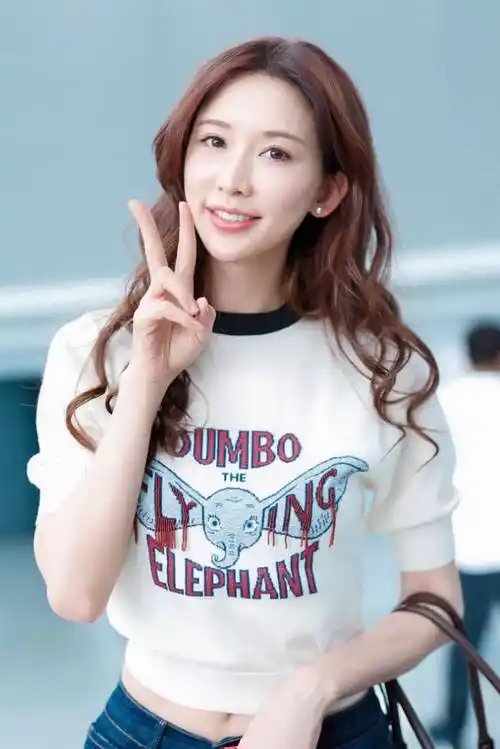 原创林志玲美得忘了年纪穿8cm宽的裤子大秀竹竿腿嫩似18岁