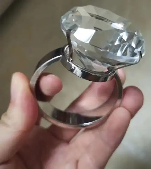 几百克拉的大钻戒