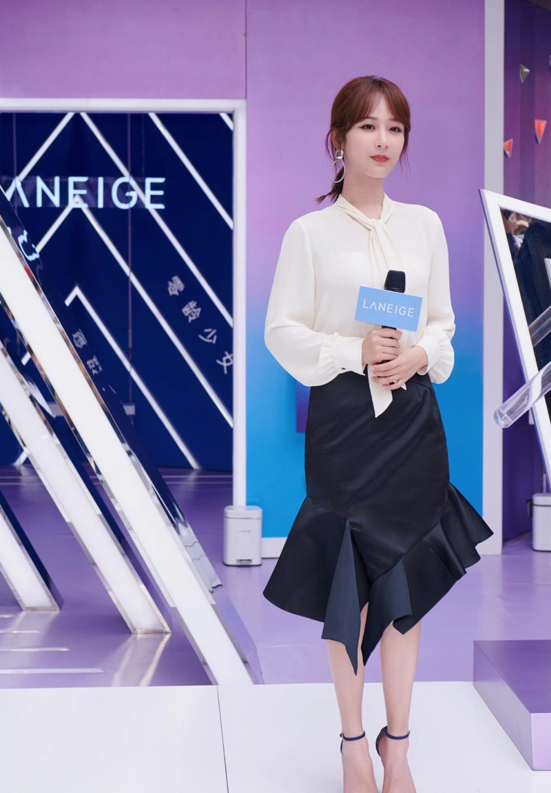 杨紫又火了!穿黑白色拼接连衣裙亮相活动高级大气,女神范十足